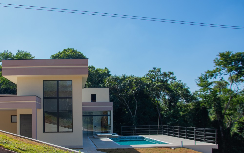 Viva com Exclusividade! Casa de Alto Padrão em Chácara, Condomínio Fechado com Lazer Completo